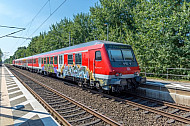 Regionalzug mit Graffiti im Bahnhof Horst in Schleswig-Holstein