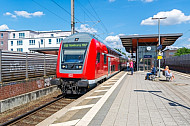 Menschen warten auf Regionalbahn im Bahnhof Hamburg-Tonndorf