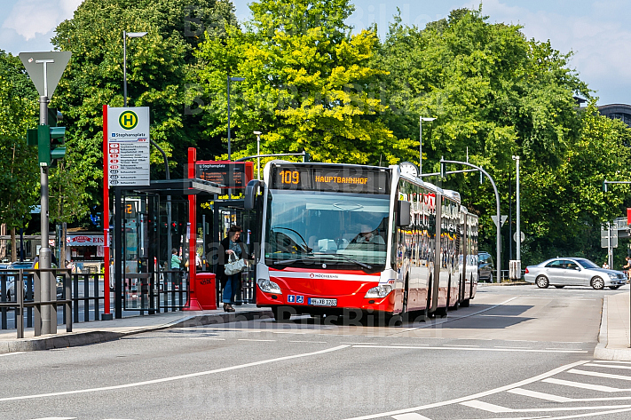 Hochbahn-Bus der Linie 109 am Stephansplatz in Hamburg