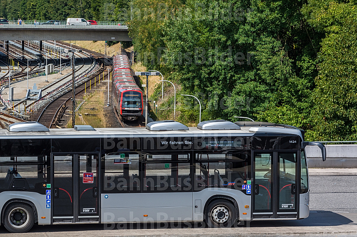 Ein Linienbus der VHH am U-Bahnhof BIllstedt in Hamburg mit einem U-Bahn-Zug der Baureihe DT5 im Hintergrund