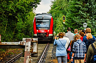 Menschen warten auf einen Sonderzug auf einer stillgelegten Bahnstrecke in Rendsburg-Seemühlen in Schleswig-Holstein