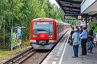 Menschen warten auf S-Bahn am S-Bahnhof Diebsteich in Hamburg