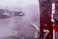 Hadag-Hafenfähre bei schwerem Sturm im Hamburger Hafen