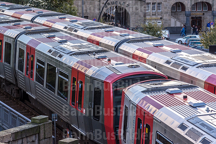 Zwei U-Bahnzüge vom Typ DT5 begegnen sich an den Landungsbrücken in Hamburg