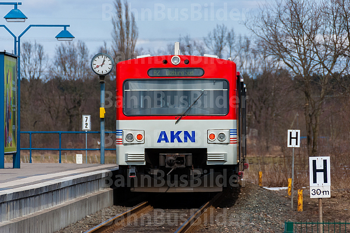 AKN-Triebwagen in der Haltestelle Quickborner Straße im Winter