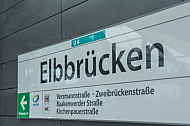 Eine Haltestellenschild im U-Bahnhof Elbbrücken