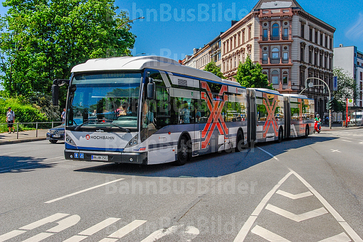 Bus der Hochbahn in der Universität in Hamburg