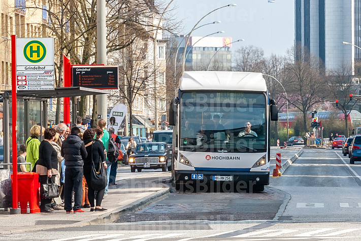 Menschen warten am Grindelhof in Hamburg auf einen XXL-Bus