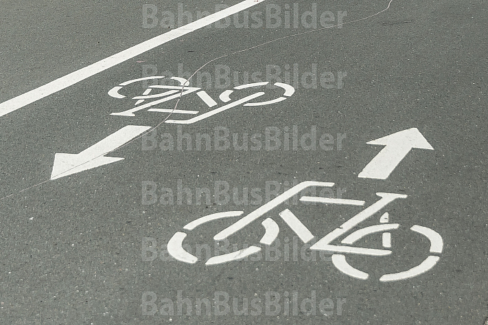 Fahrrad-Symbole markieren einen Radweg in Hamburg