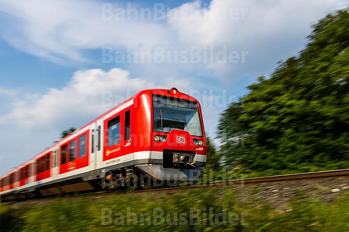 S-Bahn in Hamburg im Grünen