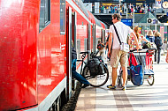 Radfahrer steigen in einen Regionalzug im Hamburger Hauptbahnhof