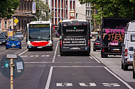 Metrobusse auf Busspur am Dammtor in Hamburg
