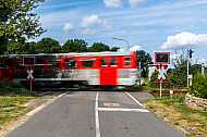 AKN-Triebwagen am unbeschrankten Bahnübergang Bornkamp in Barmstedt in Schleswig-Holstein