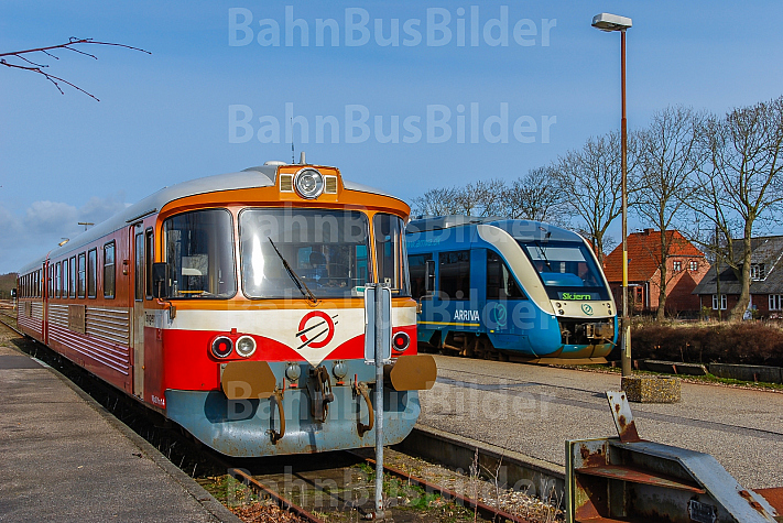 Triebwagen von Lemvigbanen und Arriva im Bahnhof Vemb