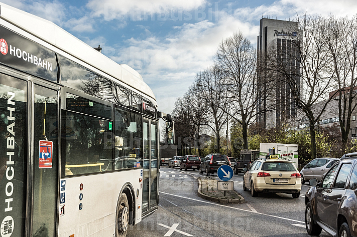 Ein Bus der Linie 5 fährt auf einer eigenen Busspur in Hamburg am Stau vorbei