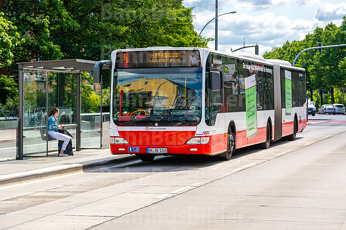 Metrobus an der modernisierten Haltestelle Universität in Hamburg