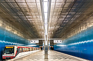 Ein U-Bahn-Zug der Linie U4 fährt in die Haltestelle Überseequartier in Hamburg