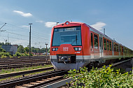 Ein S-Bahn-Zug der Baureihe 474 am Bahnhof Elbgaustraße in Hamburg