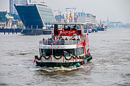 Hafenfähre Wilhelmsburg auf Tauffahrt am Dockland in Hamburg