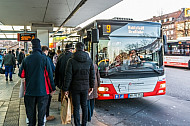 Menschen steigen am U-Bahnhof Wandsbek Markt in Hamburg in einen Metrobus der Linie 9