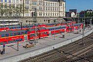 Zwei moderne Regionalzüge der Deutschen Bahn warten im Hamburger Hauptbahnhof auf ihre Abfahrt