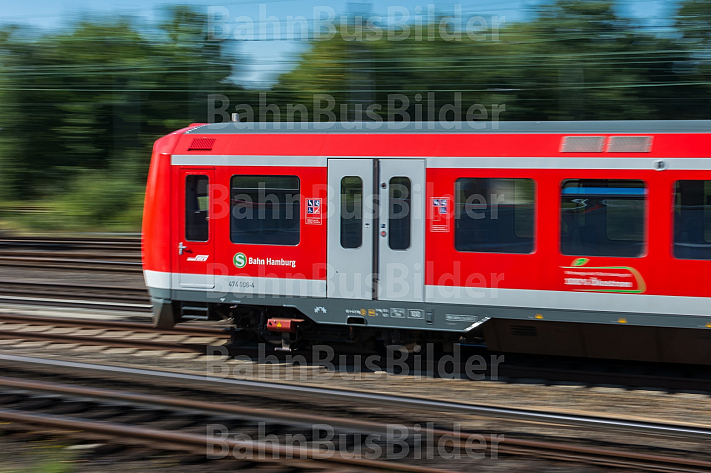 Ein S-Bahn-Zug der Baureihe 474 in Hamburg mit Bewegungsunschärfe