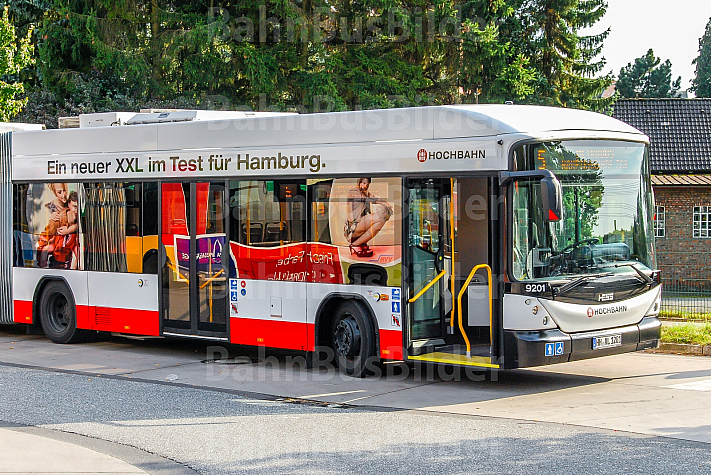 XXL-Bus der Hochbahn in Burgwedel in Hamburg