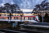 Ein U-Bahn-Zug vom Typ DT4 verlässt die Haltestelle Wandsbek-Gartenstadt in Hamburg