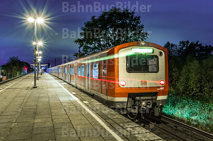Ein Zug der betagten S-Bahn-Baureihe 472 im Abendlicht im Hamburger S-Bahnhof Diebsteich