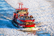 Eine Hafenfähre im Eis in Hamburg