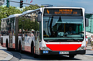 Metrobus am Jungfernstieg (Alsterarcarden) in Hamburg