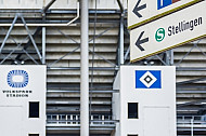 Ein Schild weist vor dem Volkspark-Stadion in Hamburg auf die Shuttle-Busse zum S-Bahnhof Stellingen hin