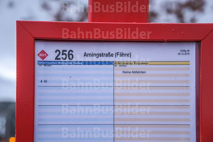 Ein Busfahrplan am U-Bahnhof Elbbrücken in Hamburg mit nur einer Abfahrt pro Tag