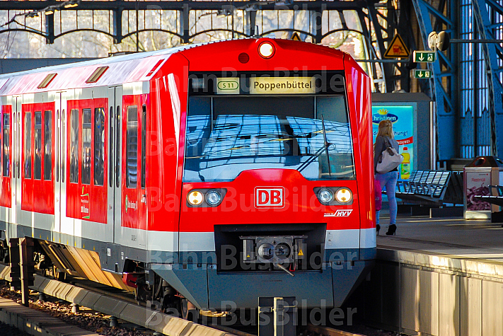 Hamburger S-Bahn im Bahnhof Dammtor