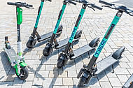 Mehrere E-Scooter verschiedener Leih-Anbieter stehen auf dem Gänsemarkt in Hamburg