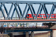 S-Bahn auf den Elbbrücken in Hamburg