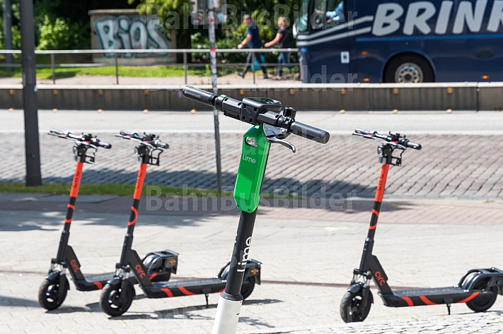 Mehrere E-Scooter verschiedener Leih-Anbieter stehen auf am Dammtor in Hamburg
