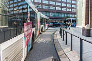 Ein HVV-Linienbus schneidet einen Fahrrad-Schutzstreifen am Gänsemarkt in Hamburg