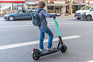 Eine E-Scooter-Fahrerin in Hamburg