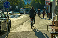 Fahrradfahrer auf schmalem Radweg in Hamburg