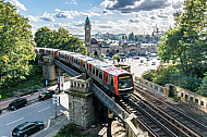 Ein U-Bahnzug vom Typ DT5 auf der Linie U3 an den Landungsbrücken in Hamburg