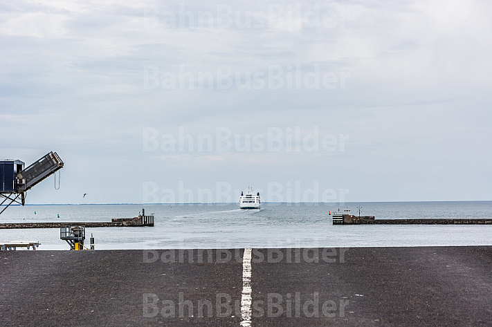 Ein Scandlines-Fährschiff der Vogelfluglinie verlässt den dänischen Hafen Rödby und quert den Fehmarnbelt.
