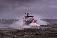 Hadag-Hafenfähre bei schwerem Sturm im Hamburger Hafen