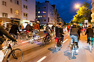 Fahrradfahrer fahren im Abendblicht über die Stresemannstraße in Hamburg