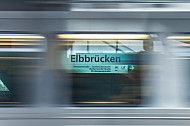 Eine Haltestellenschild im U-Bahnhof Elbbrücken - im Vordergrund ein Zug