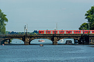 S-Bahn auf der Lombardsbrücke in Hamburg