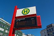 Elektronische Anzeigetafel an Bushaltestelle in Hamburg