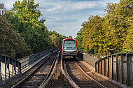 Ein U-Bahn-Zug der Baureihe DT5 an der Hoheluftbrücke in Hamburg
