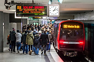 Eine Menschenmenge drängt am Berliner Tor in einen U-Bahnzug der Linie U3