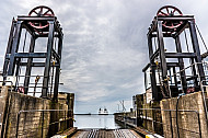 Eine Eisenbahnfähre auf der Vogelfluglinie (Scandlines) erreicht den dänischen Hafen Rödby.
